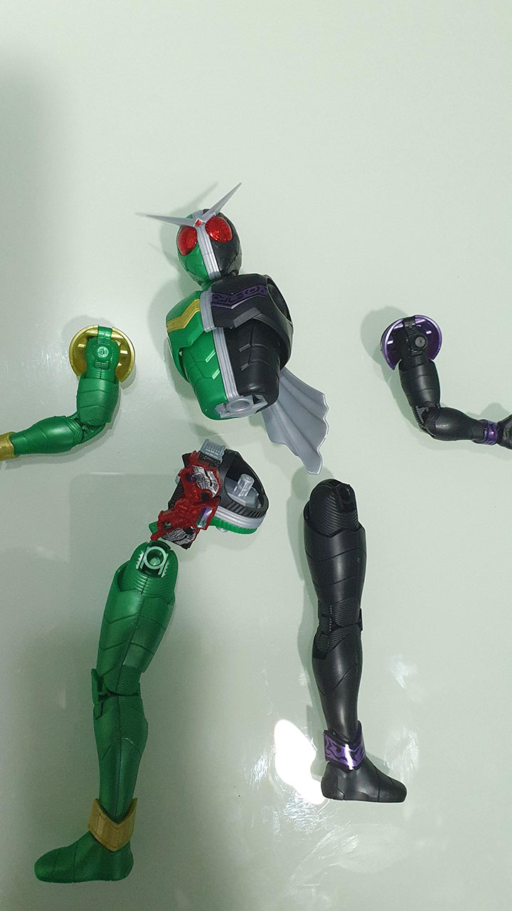 Figure Rise Double Joker: The assembling process were fun and easy, you won't take more than 4 hours before connecting this parts