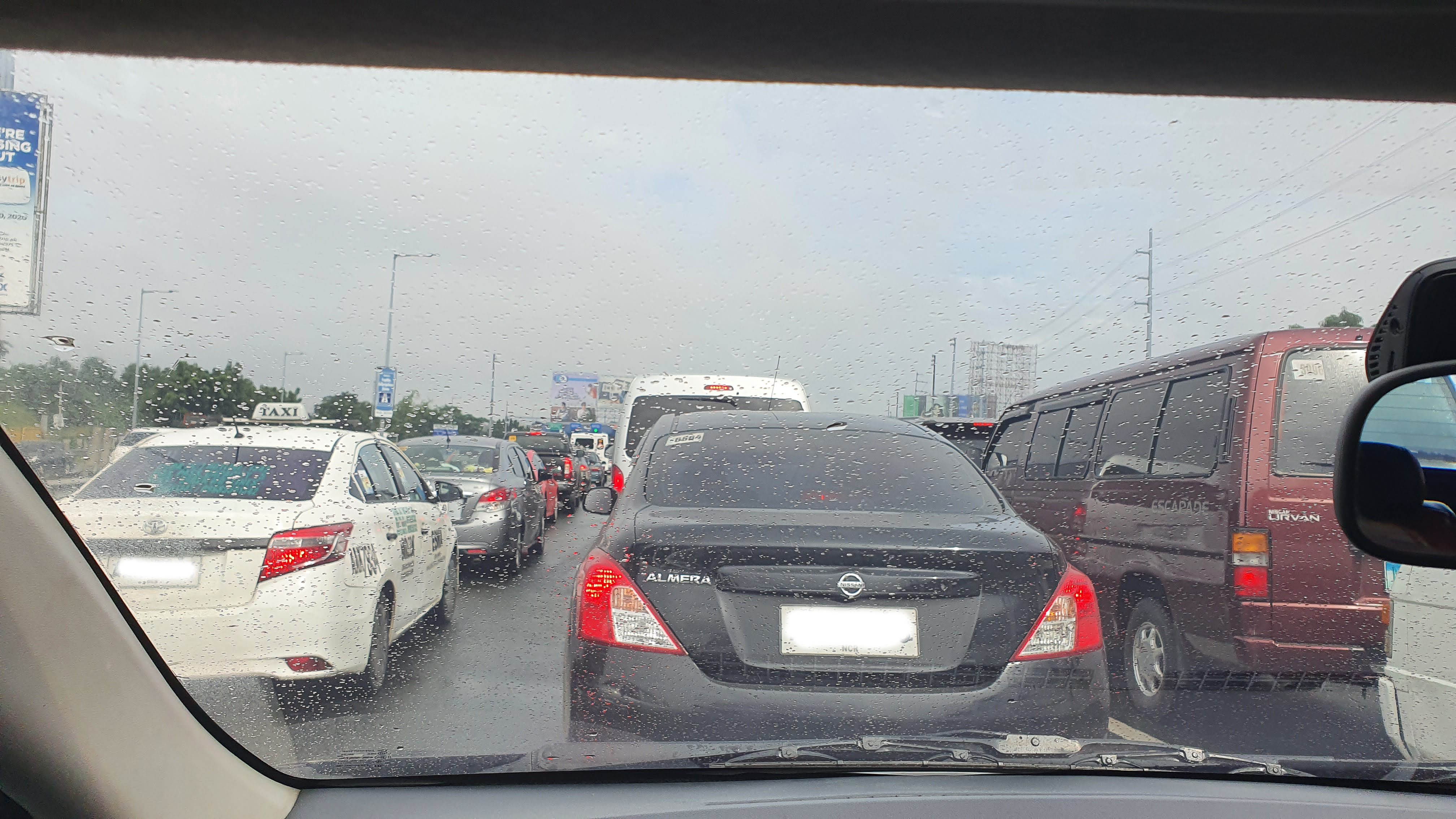 This time, I've tried my luck on getting my EasyTrip installed at the Balintawak lanes (going North), it's around 9am and I've spent one hour of my time waiting in the line, so be sure to arrive earlier than 9am.