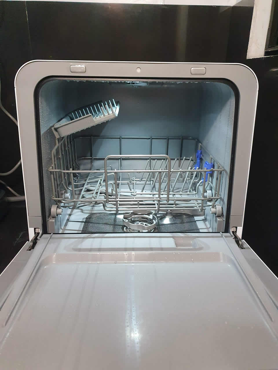 Maximus mini table top dishwasher